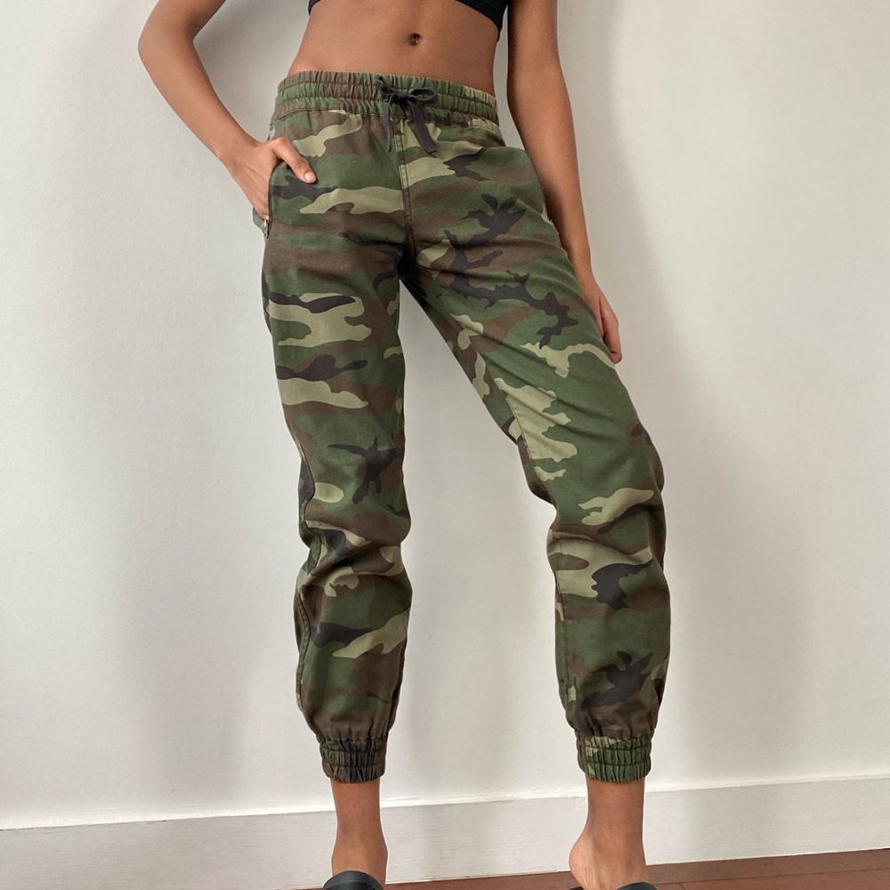 TNA Alix High Waisted Elastic Cuff Camo Print Ankle Jogger Pants Green Small EUC